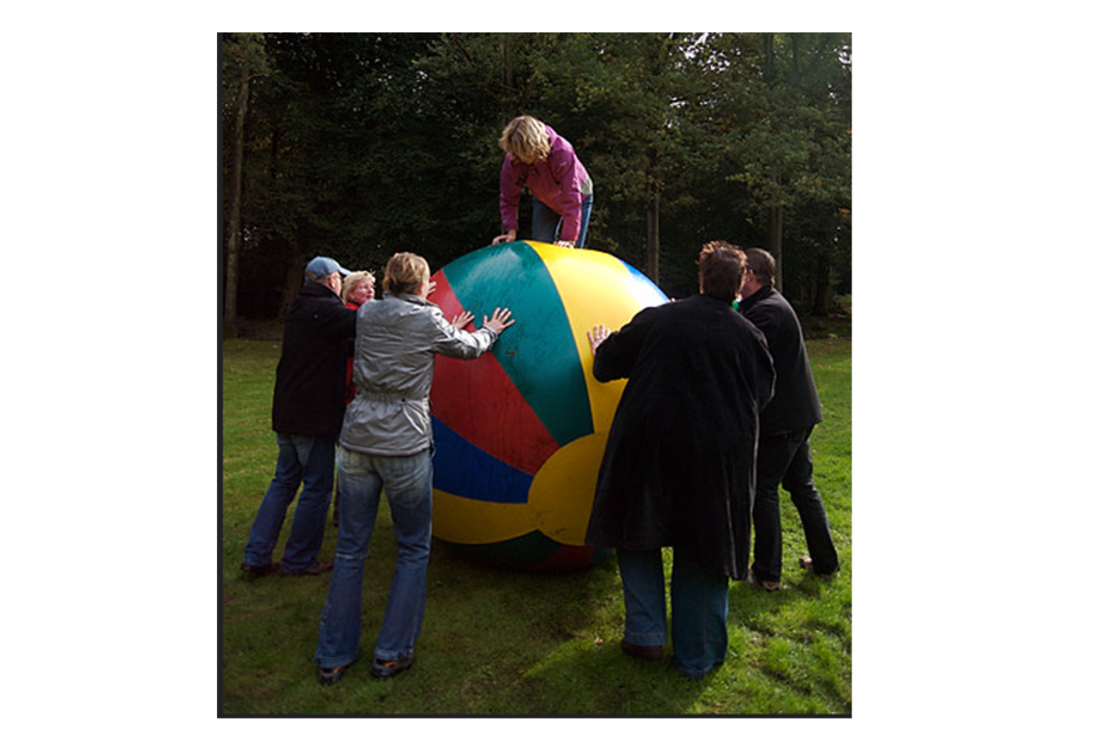 Pour augmenter la cohésion d’équipe, et notamment la confiance accordée aux collègues, les entreprises proposent parfois des « activités de renforcement d’équipe ». Il s’agit d’activités souvent ludiques qui doivent être réussies en équipe. Image de Marieke M V de Flickr.