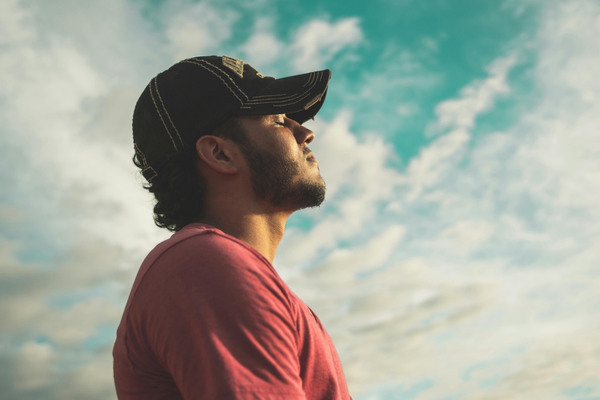 L'une des thérapies les plus efficace est la réduction du stress basée sur la pleine conscience (source : https://www.pexels.com/photo/man-wearing-black-cap-with-eyes-closed-under-cloudy-sky-810775/)